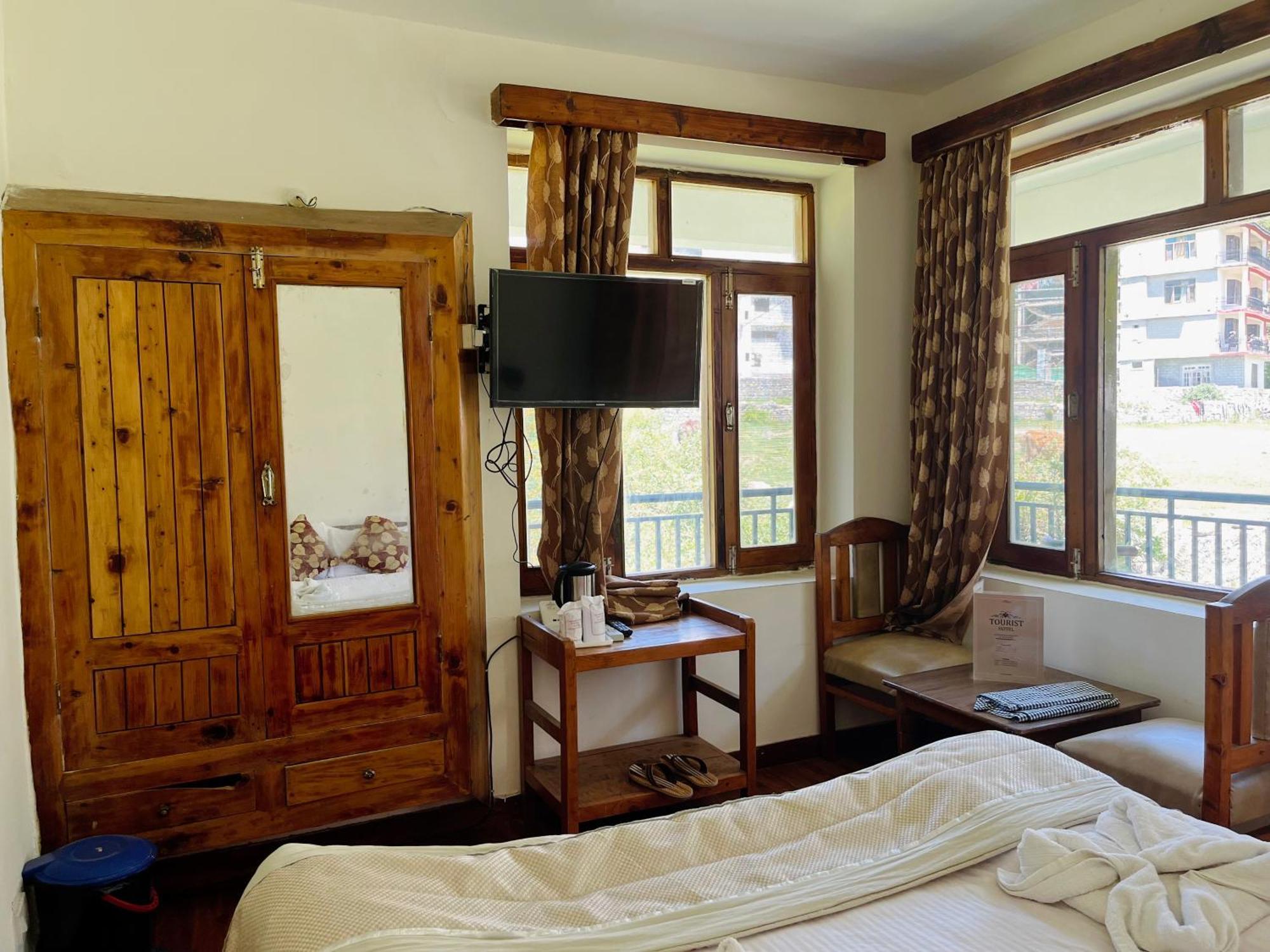Tourist 10 Minutes Walking Distance From The Mall Manali (Himachal Pradesh)