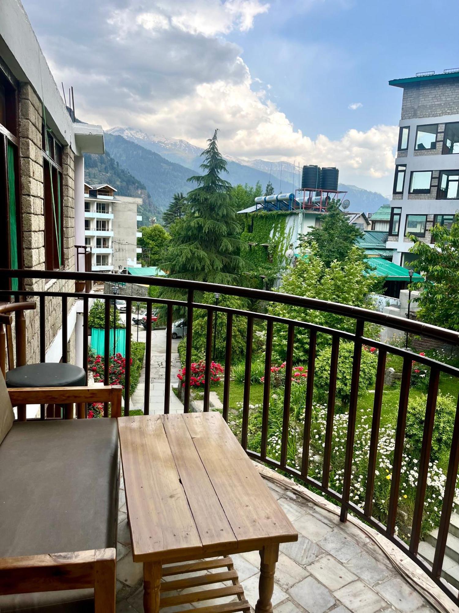 Tourist 10 Minutes Walking Distance From The Mall Hotel