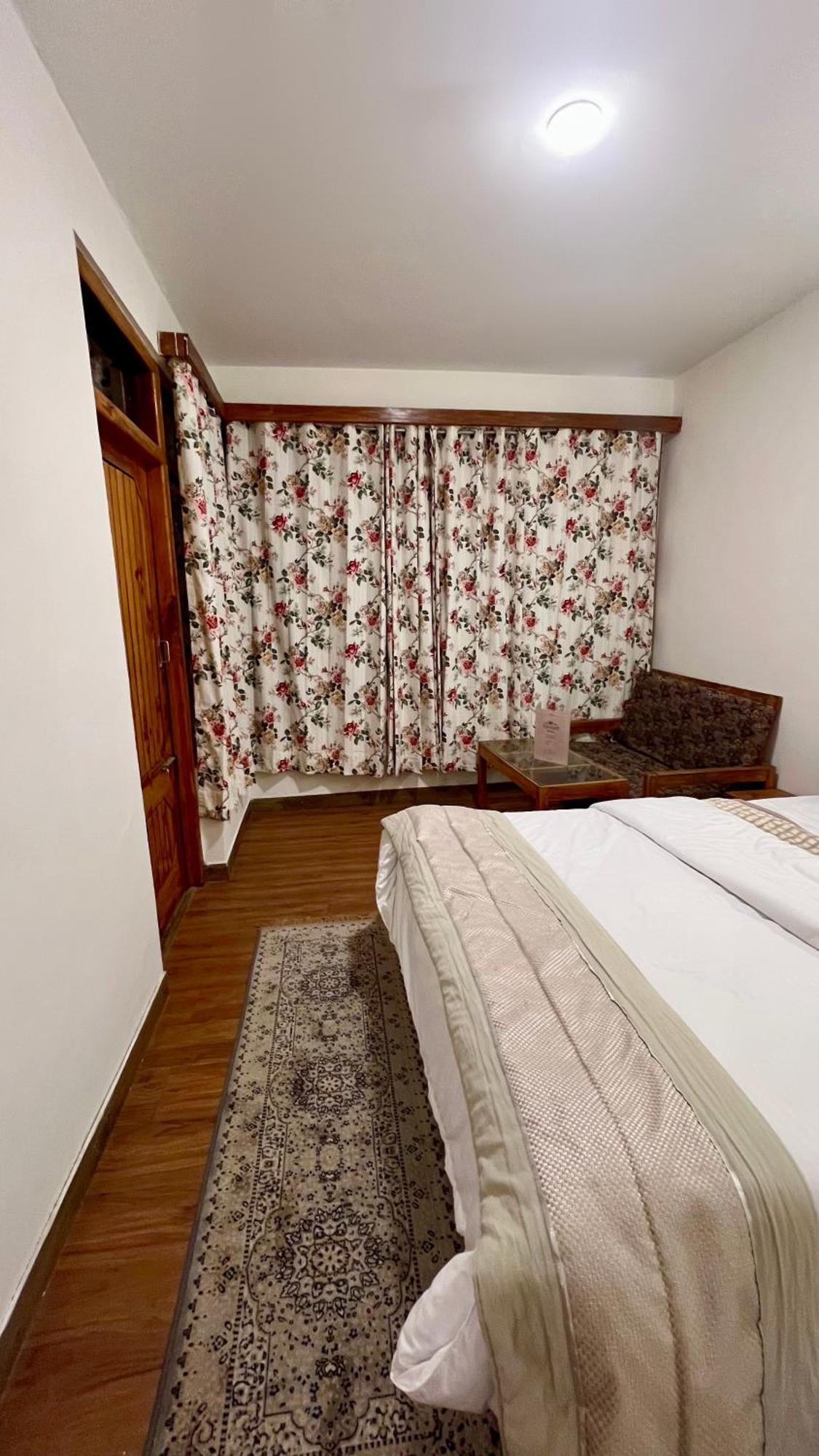 Tourist 10 Minutes Walking Distance From The Mall * Manali (Himachal Pradesh)
