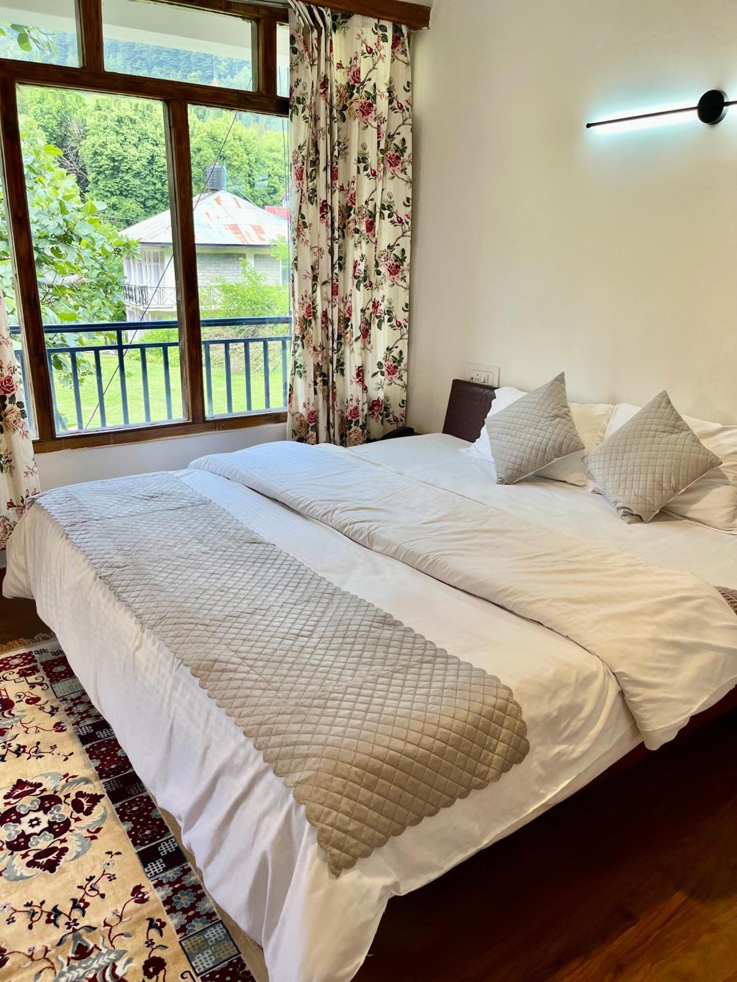 Tourist 10 Minutes Walking Distance From The Mall