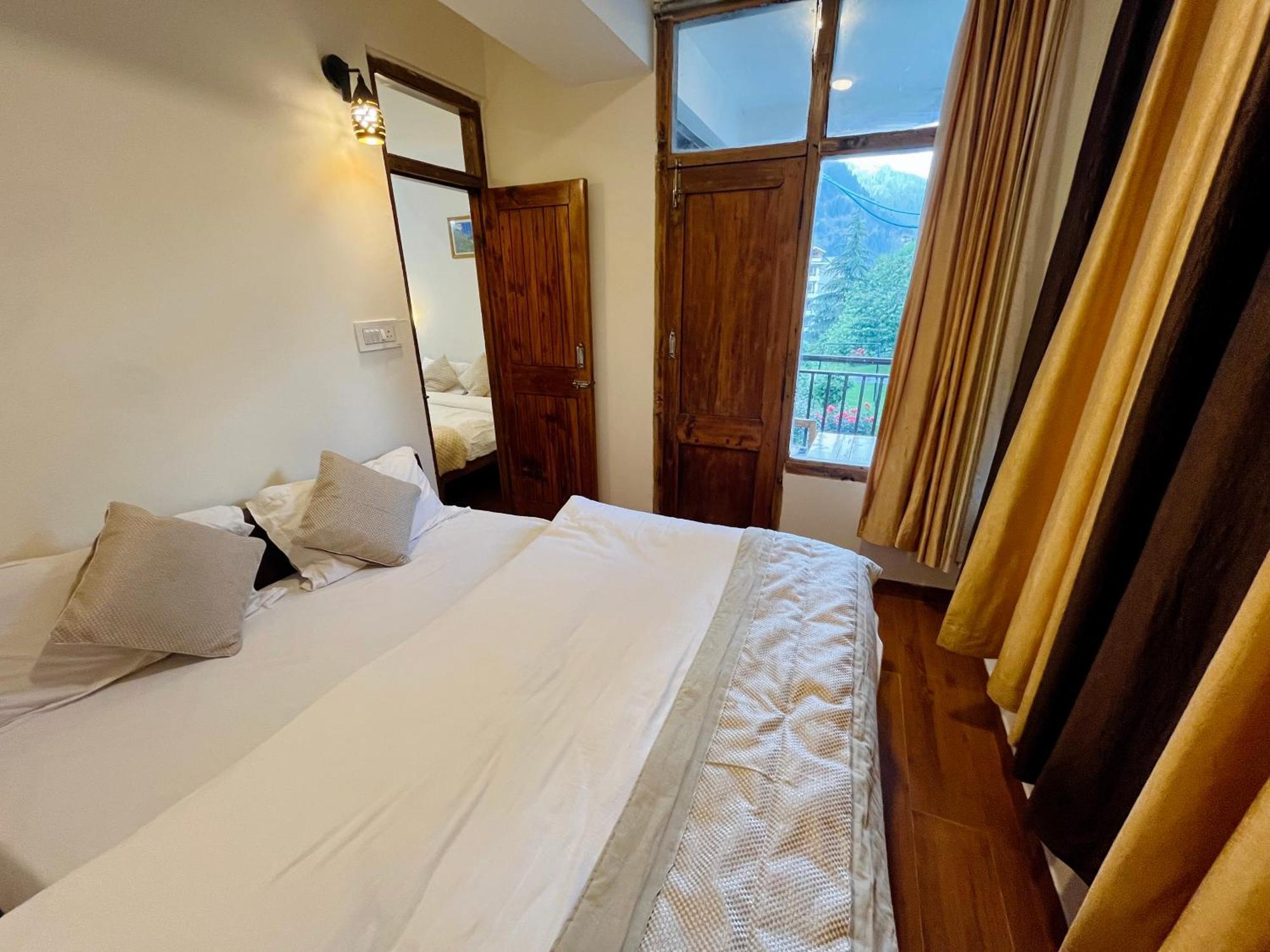 Tourist 10 Minutes Walking Distance From The Mall * Manali (Himachal Pradesh)