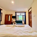 Tourist Hotel 10 Minutes Walking Distance From The Mall