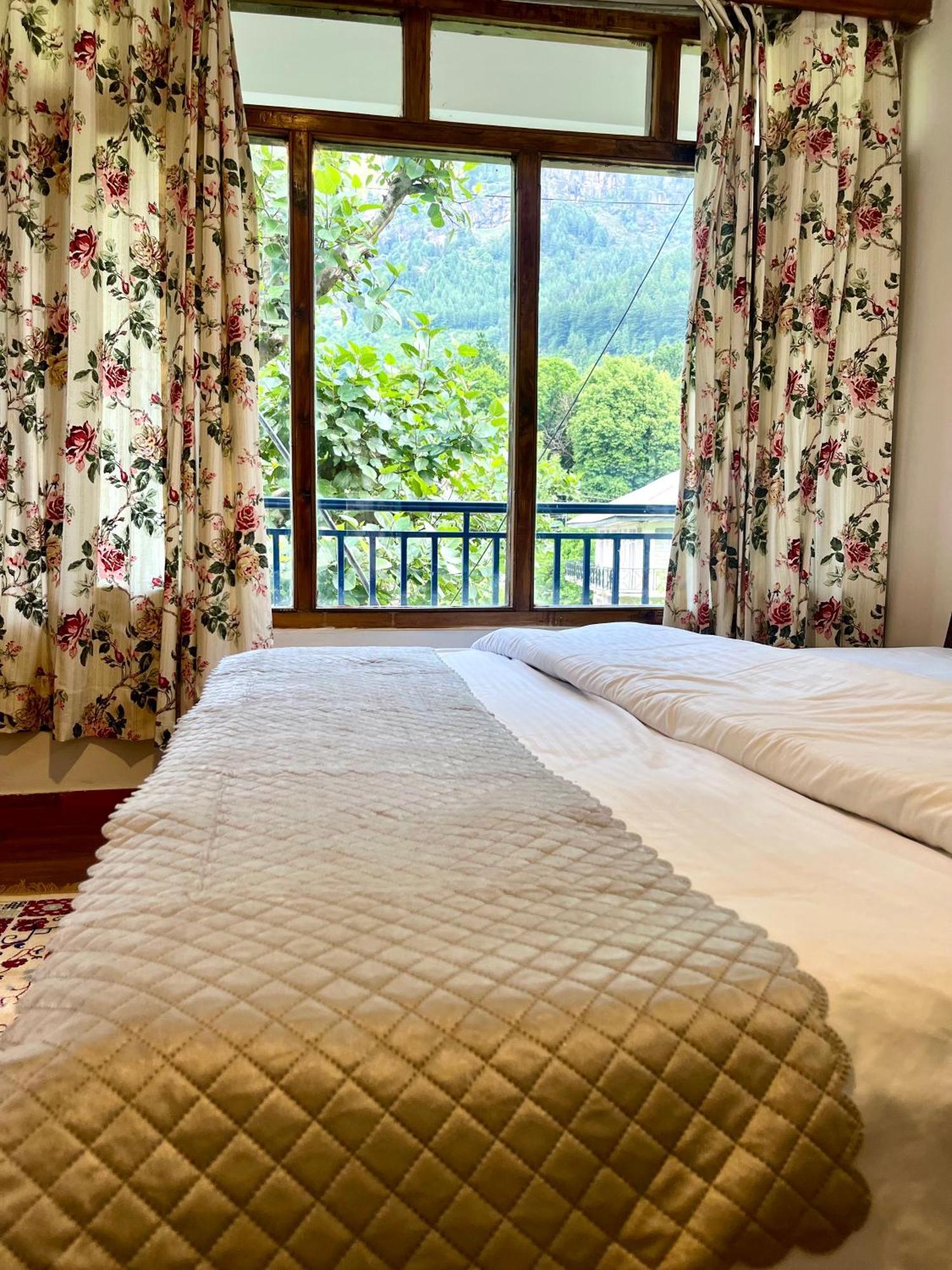 Tourist 10 Minutes Walking Distance From The Mall Hotel Manali (Himachal Pradesh)