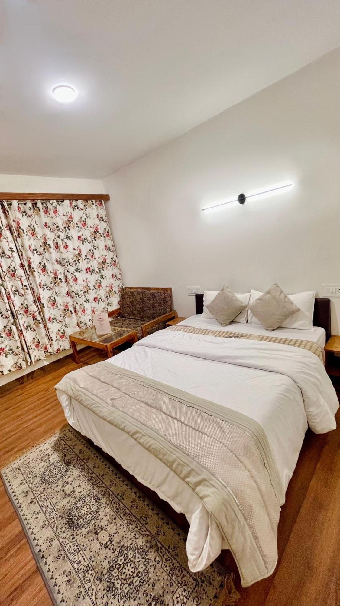 Hotel Tourist 10 Minutes Walking Distance From The Mall Manali (Himachal Pradesh)