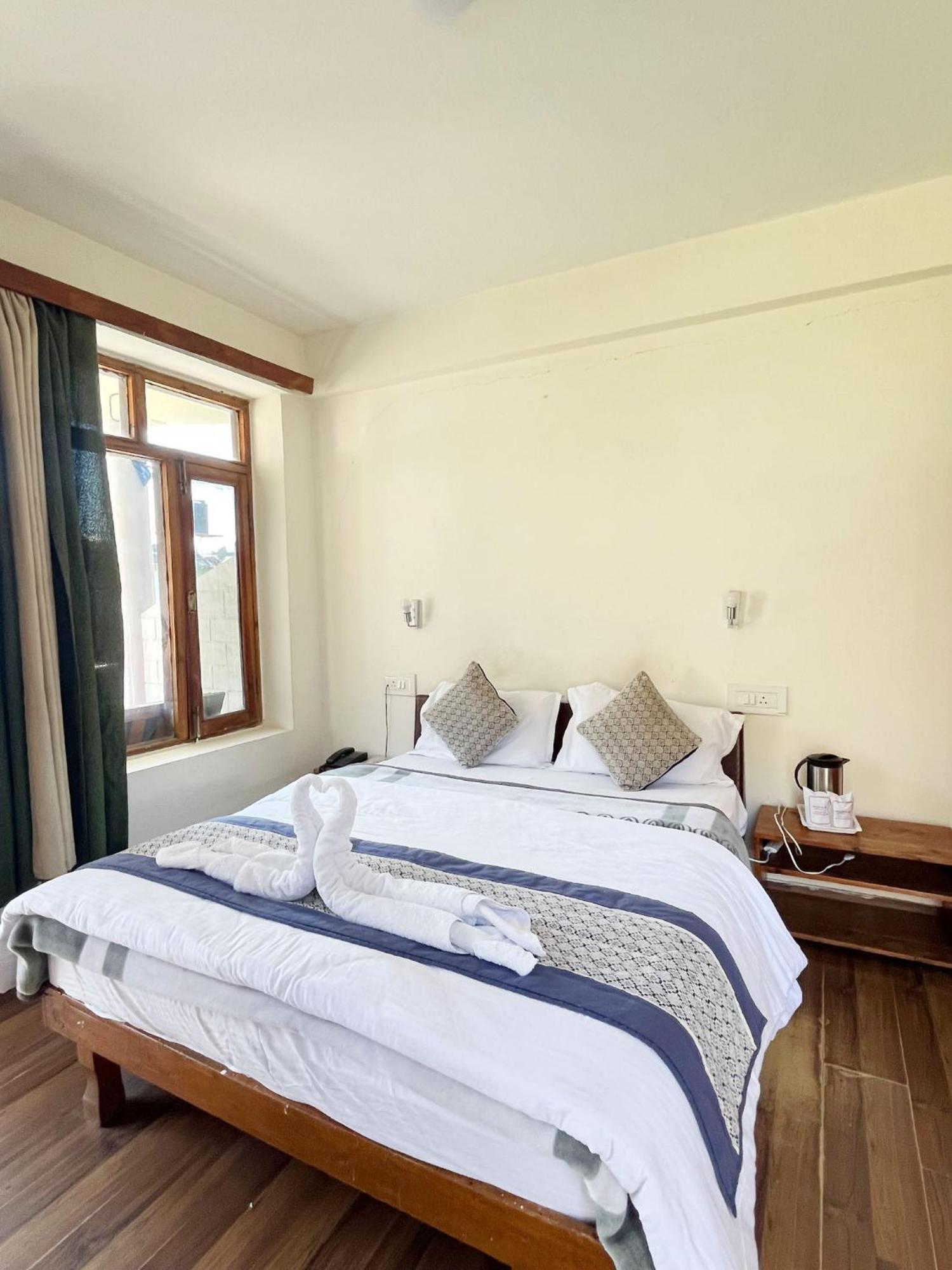 Tourist 10 Minutes Walking Distance From The Mall Hotel Manali (Himachal Pradesh)