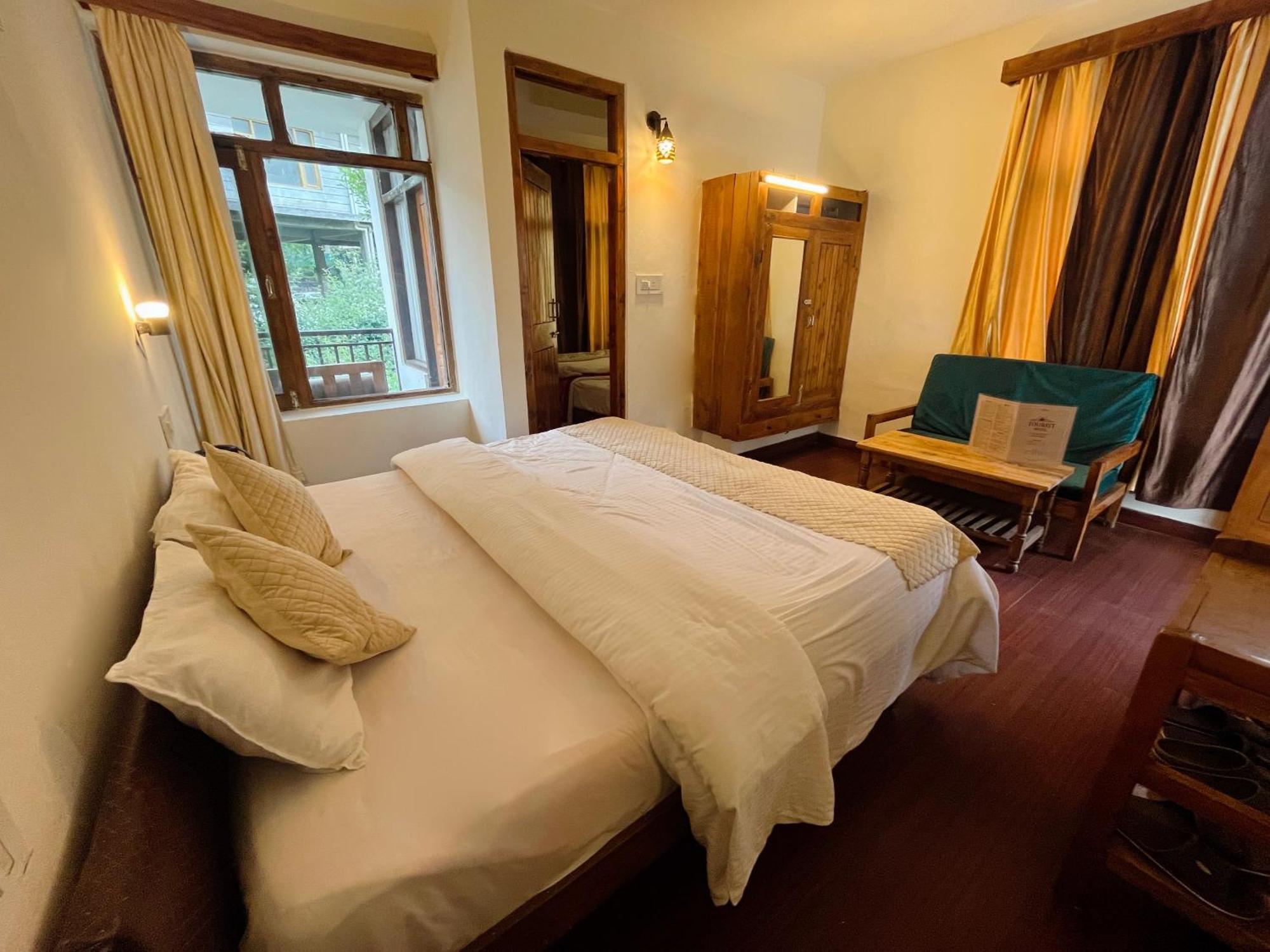 Tourist 10 Minutes Walking Distance From The Mall Manali (Himachal Pradesh)
