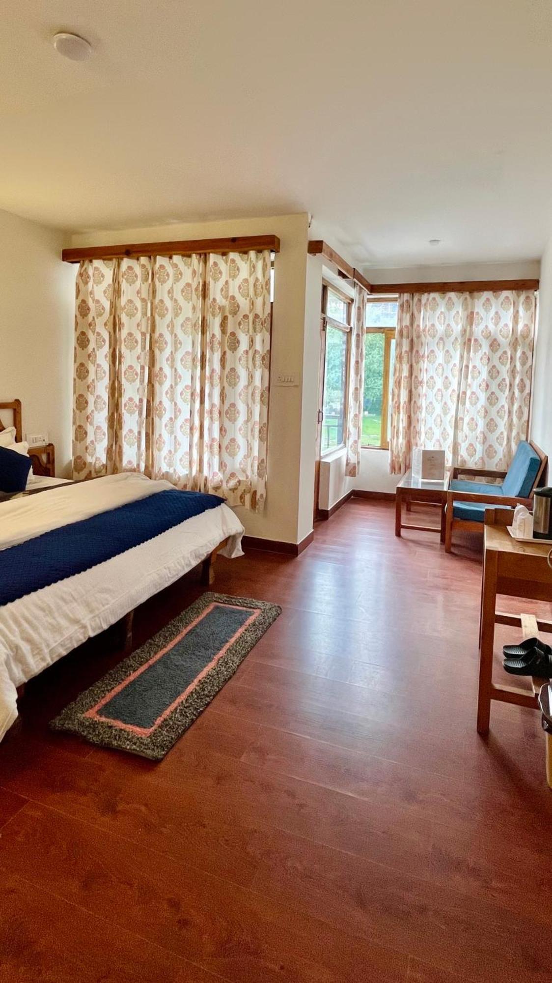 Tourist 10 Minutes Walking Distance From The Mall Hotel