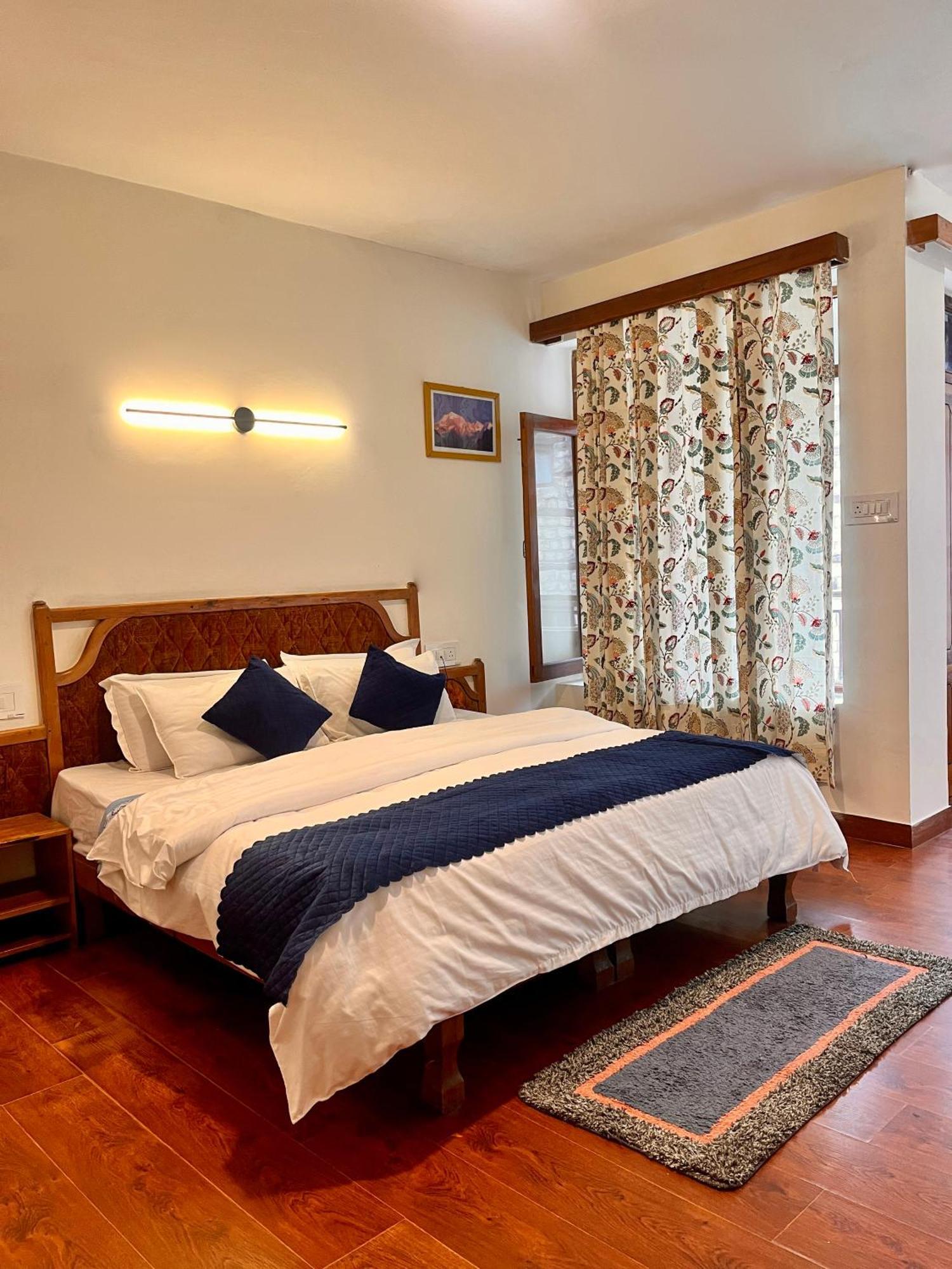 Tourist 10 Minutes Walking Distance From The Mall Manali (Himachal Pradesh)