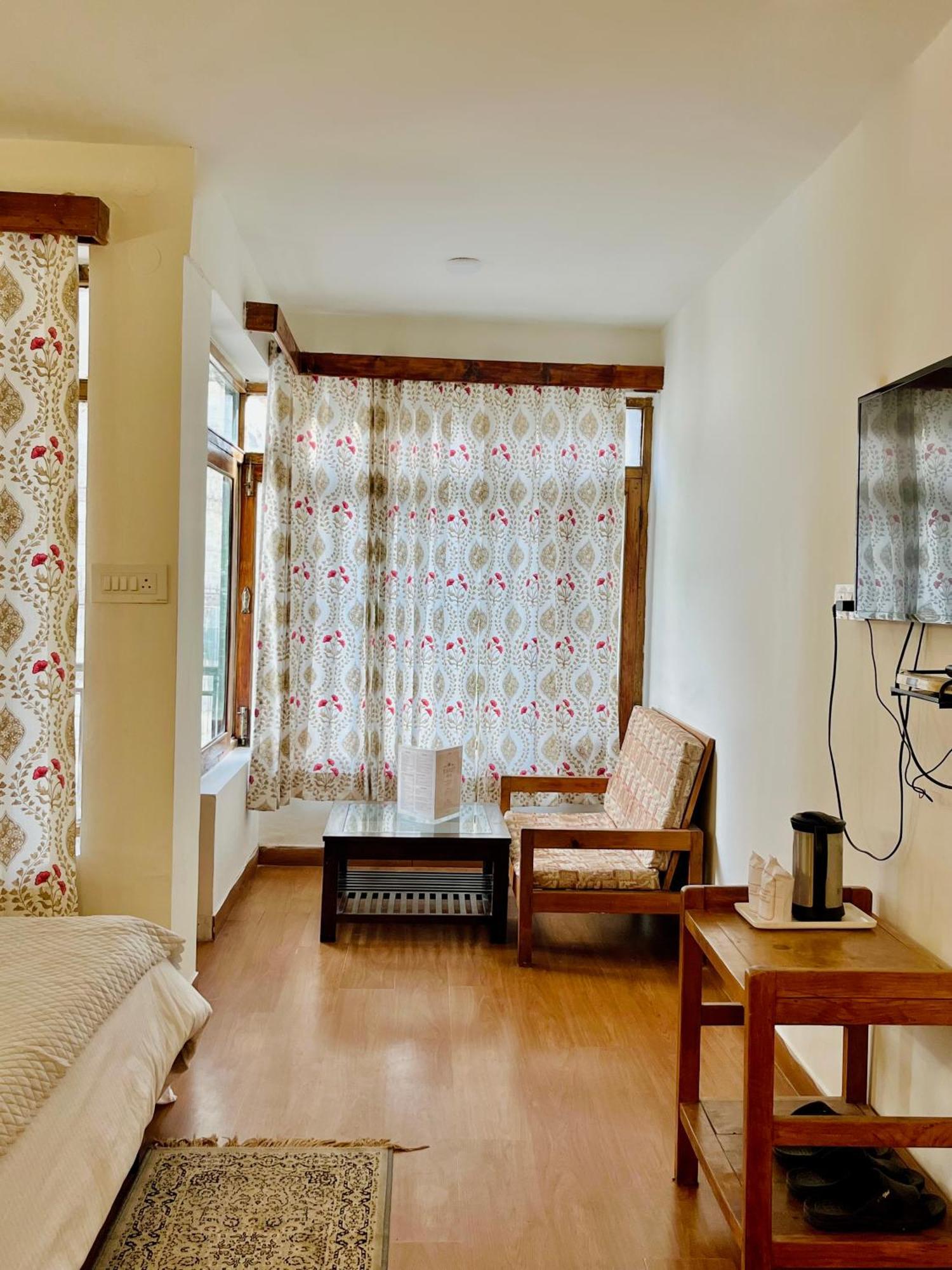 Tourist 10 Minutes Walking Distance From The Mall * Manali (Himachal Pradesh)