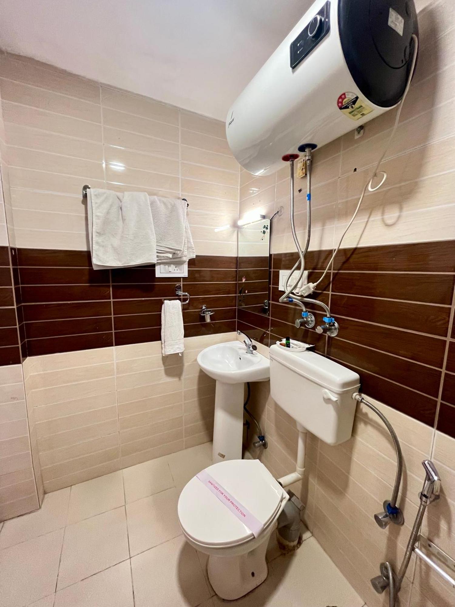 Tourist 10 Minutes Walking Distance From The Mall Hotel